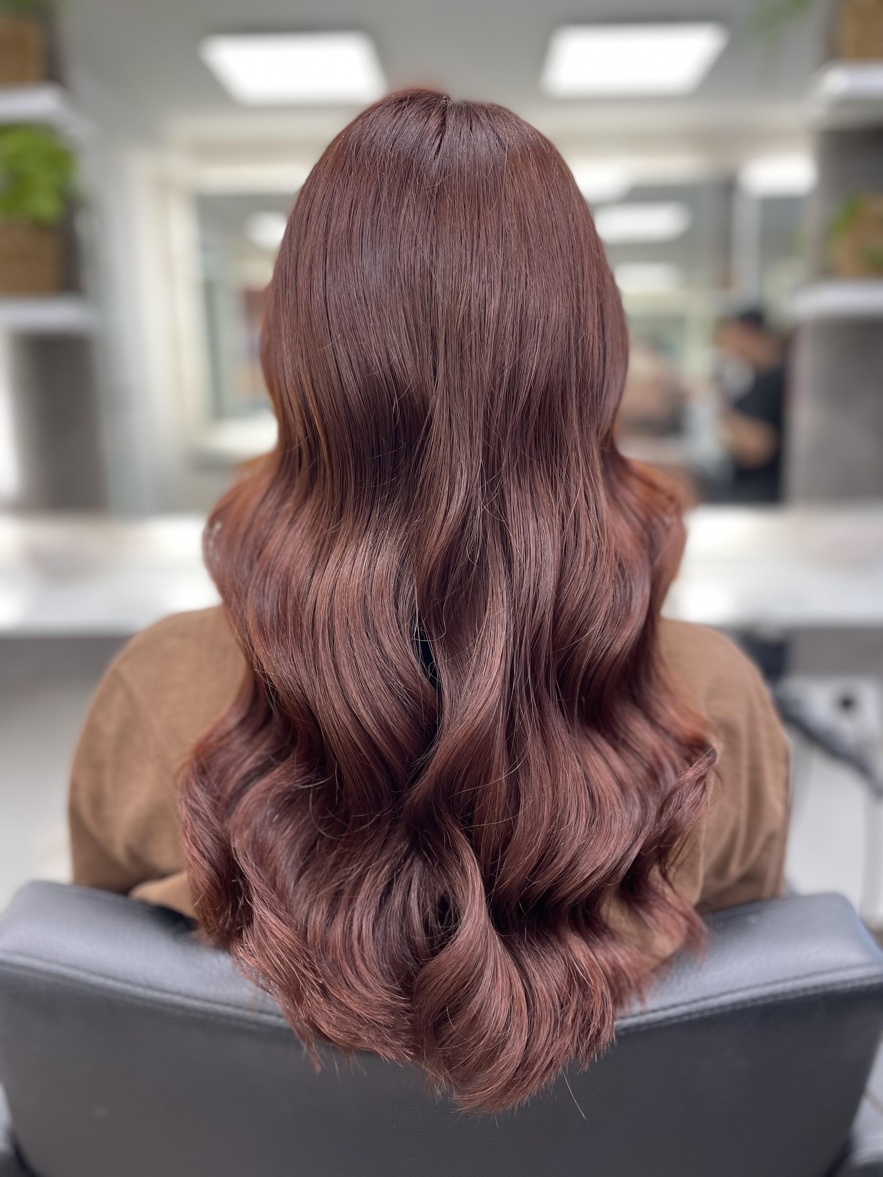 Brünette Haarfarbe mit Locken