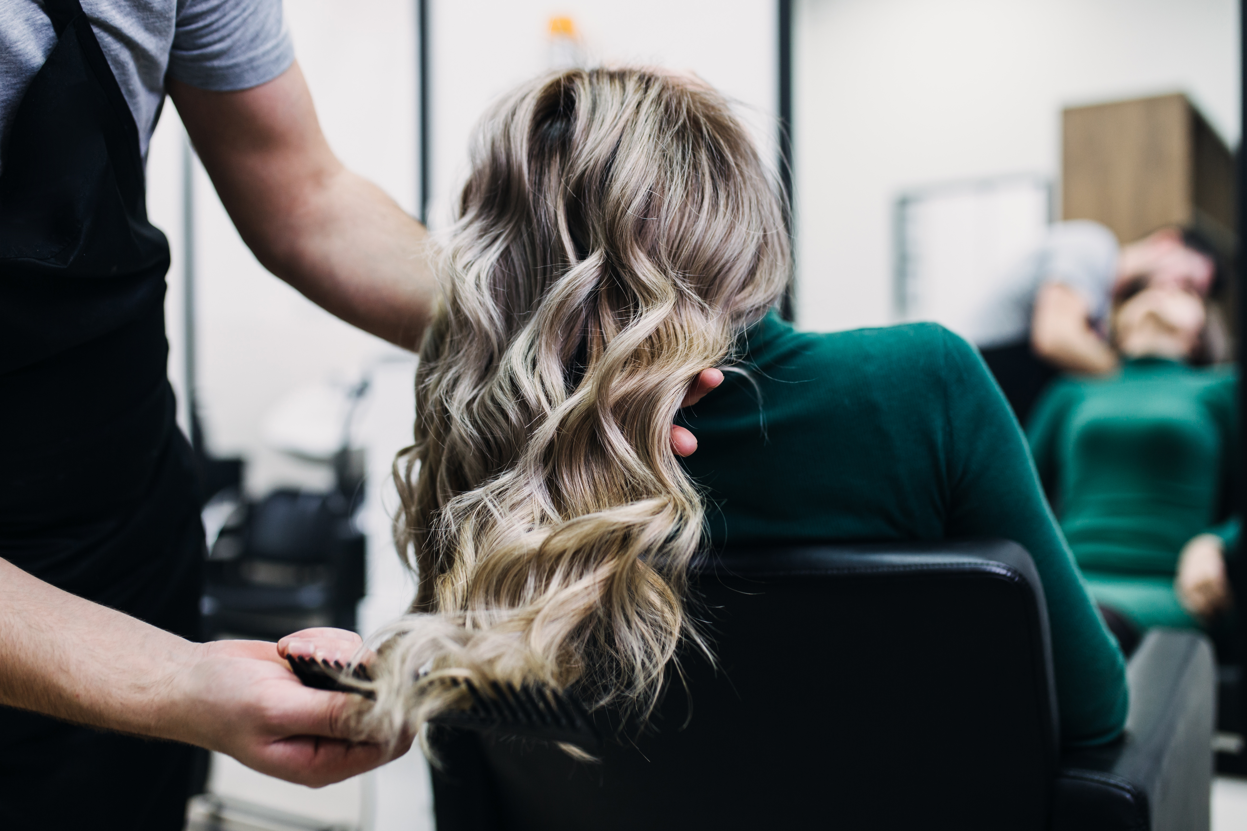 Frau im Haarsalon bekommt ihre Haare gefärbt