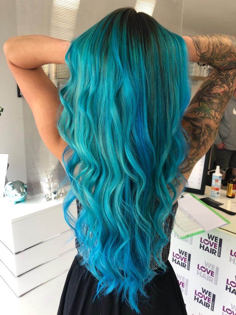 gefärbte Haare in blau